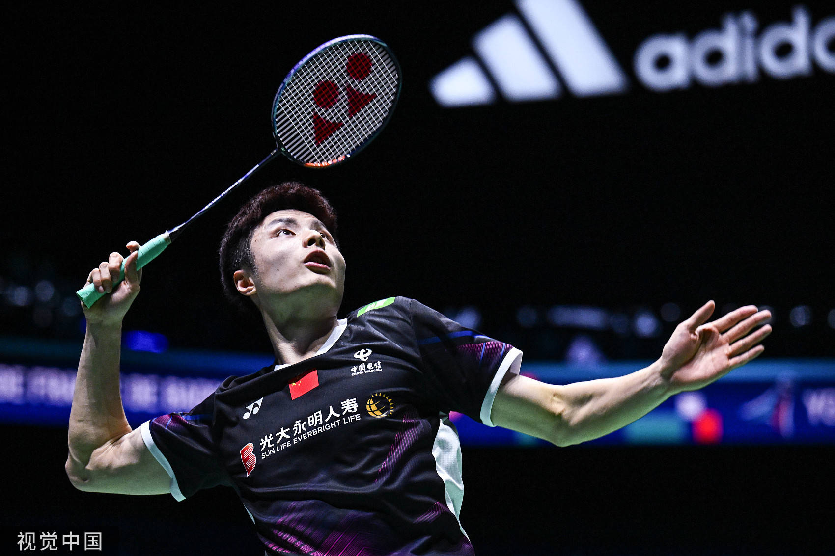 直视着他的 直视着他的